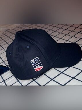 Kappa 6Cento Truck2 US Hat features official U.S. Ski & Snowboard team
NWT